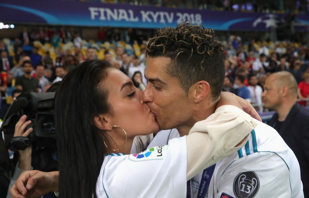 Кріштіану Роналду та Джордина Родрігес - підбірка фото футболіста разом із моделлю Кріштіану Роналду та Джордина Родрігес - підбірка фото футболіста разом із моделлю