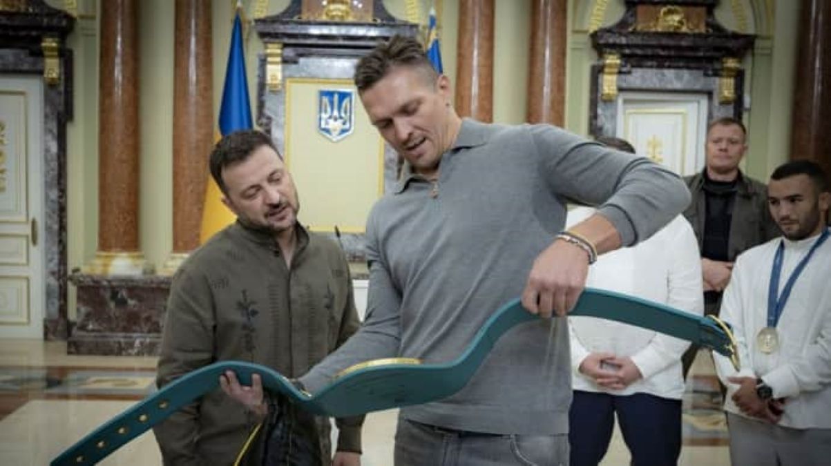 Зеленський пообіцяв Трампу віддати пояс Усика Зеленський пообіцяв Трампу віддати пояс Усика