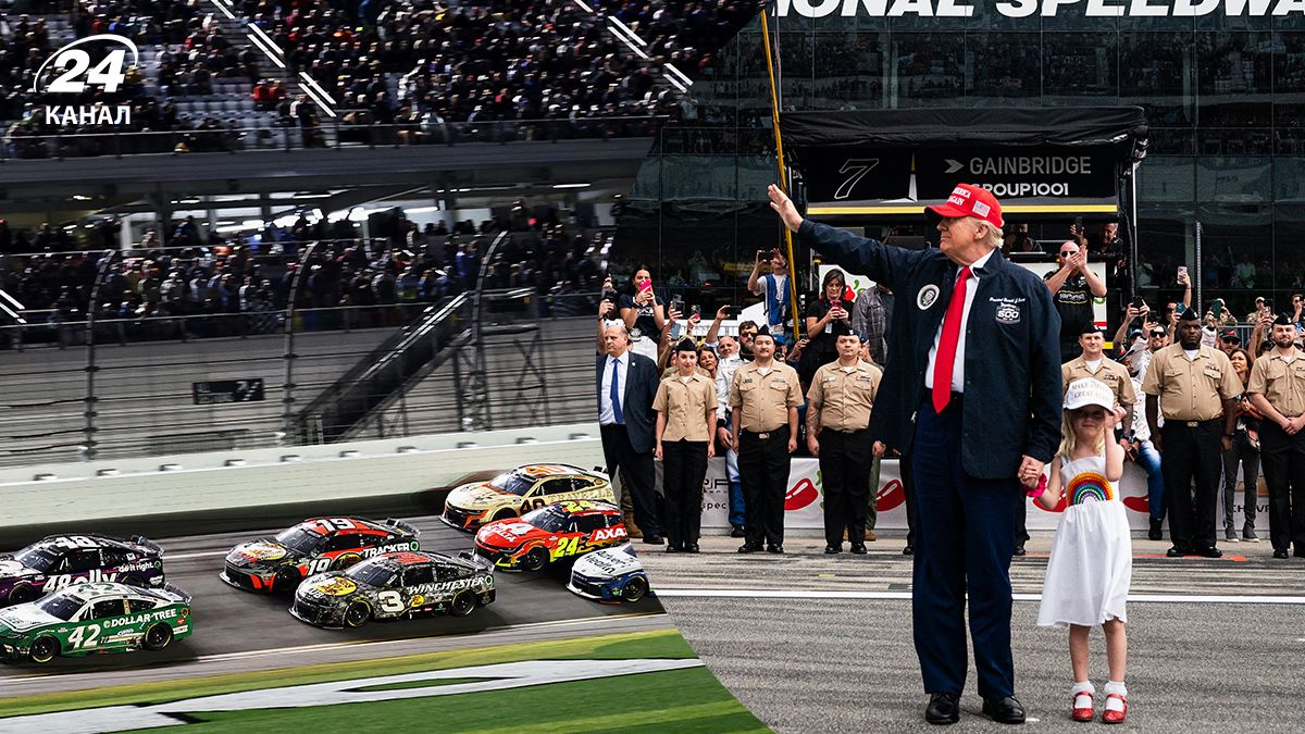 Дональд Трамп на лімузині відкрив етап гонок Daytona 500 у США - відео