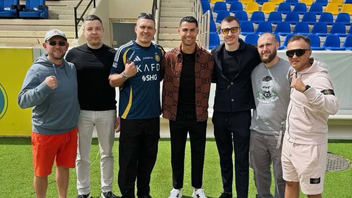 Усик пообщался с Криштиану Роналду в Эр-Рияде - фото звезд футбола и бокса Усик пообщался с Криштиану Роналду в Эр-Рияде - фото звезд футбола и бокса
