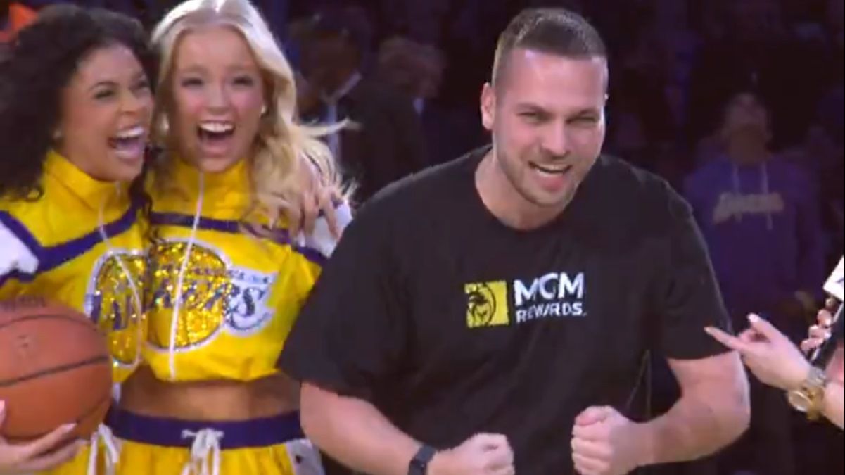 Фанат выиграл 100 тысяч долларов в перерыве матча НБА Фанат выиграл 100 тысяч долларов в перерыве матча НБА