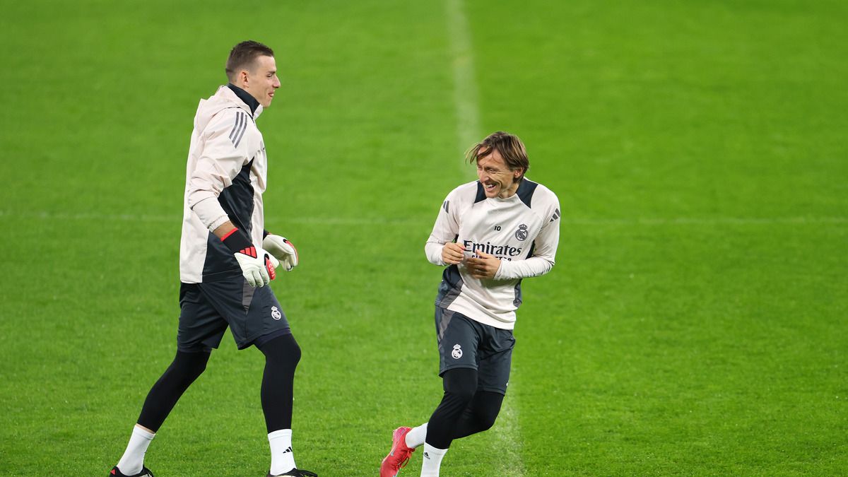 Андрей Лунин поспорил с Лукой Модричем в матче Реал - Райо Вальекано Андрей Лунин поспорил с Лукой Модричем в матче Реал - Райо Вальекано