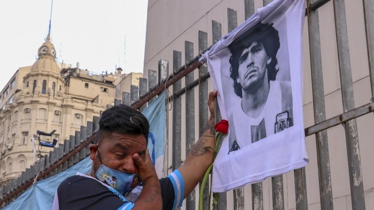 Смерть Марадони - прокурор продемонстрував фото мертвого футболіста Смерть Марадони - прокурор продемонстрував фото мертвого футболіста