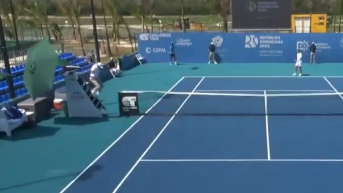 Суддівська вишка впала під час тенісного матчу Суддівська вишка впала під час тенісного матчу