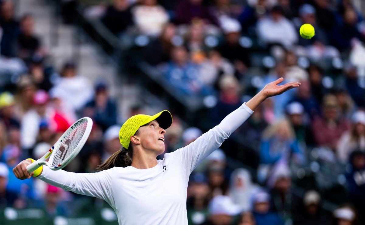 Іга Швьонтек не стримала емоції та ледь не влучила м'ячем у болбоя - відео Іга Швьонтек не стримала емоції та ледь не влучила м'ячем у болбоя - відео