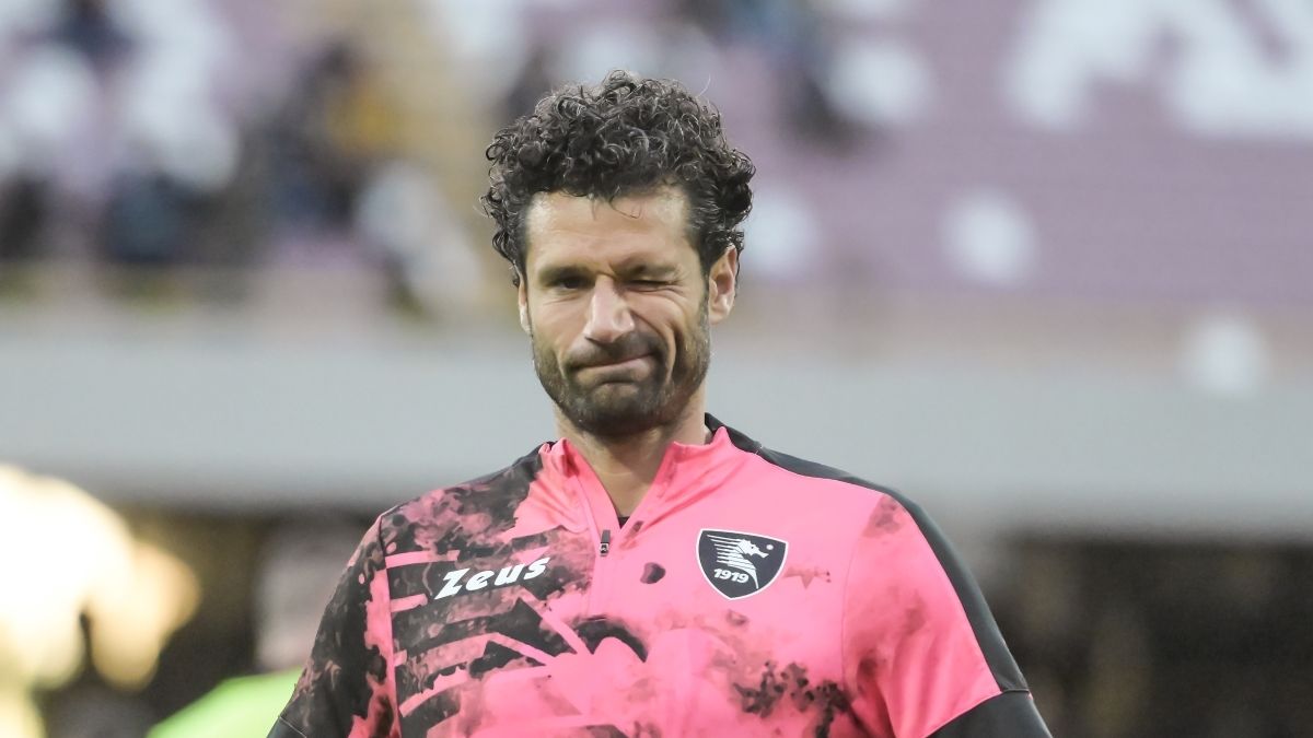 Антоніо Кандрева - італійський півзахисник оголосив про завершення кар'єри Антоніо Кандрева - італійський півзахисник оголосив про завершення кар'єри