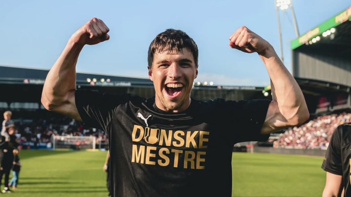 Футболист сборной Чехии Адам Габриэль спас лягушек в Дании - видео Футболист сборной Чехии Адам Габриэль спас лягушек в Дании - видео