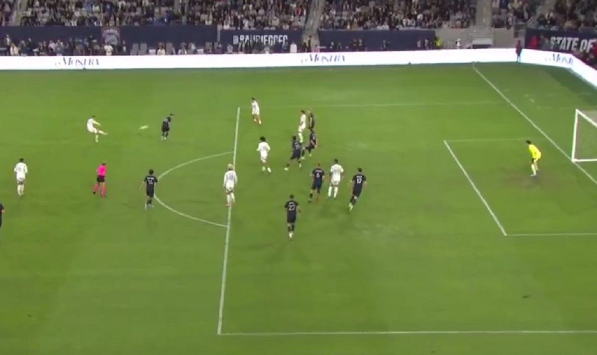 Артем Смоляков забил дебютный гол за Лос-Анджелес Артем Смоляков забил дебютный гол за Лос-Анджелес