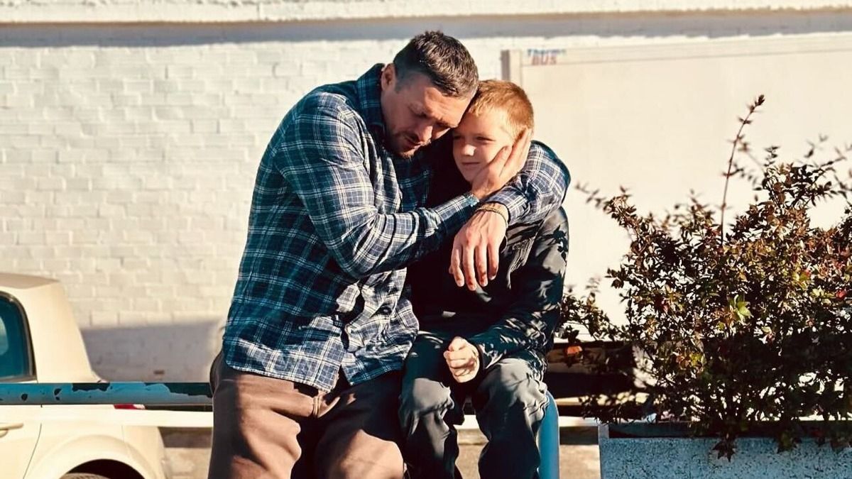 Александр Усик проводит время вместе со своим сыном Михаилом - фото Александр Усик проводит время вместе со своим сыном Михаилом - фото