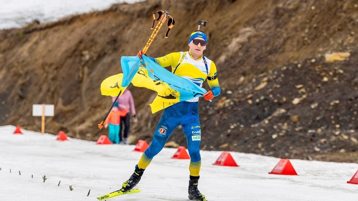Дмитрий Пидручный с флагом Украины финишировал на чемпионате Украины по биатлону Дмитрий Пидручный с флагом Украины финишировал на чемпионате Украины по биатлону