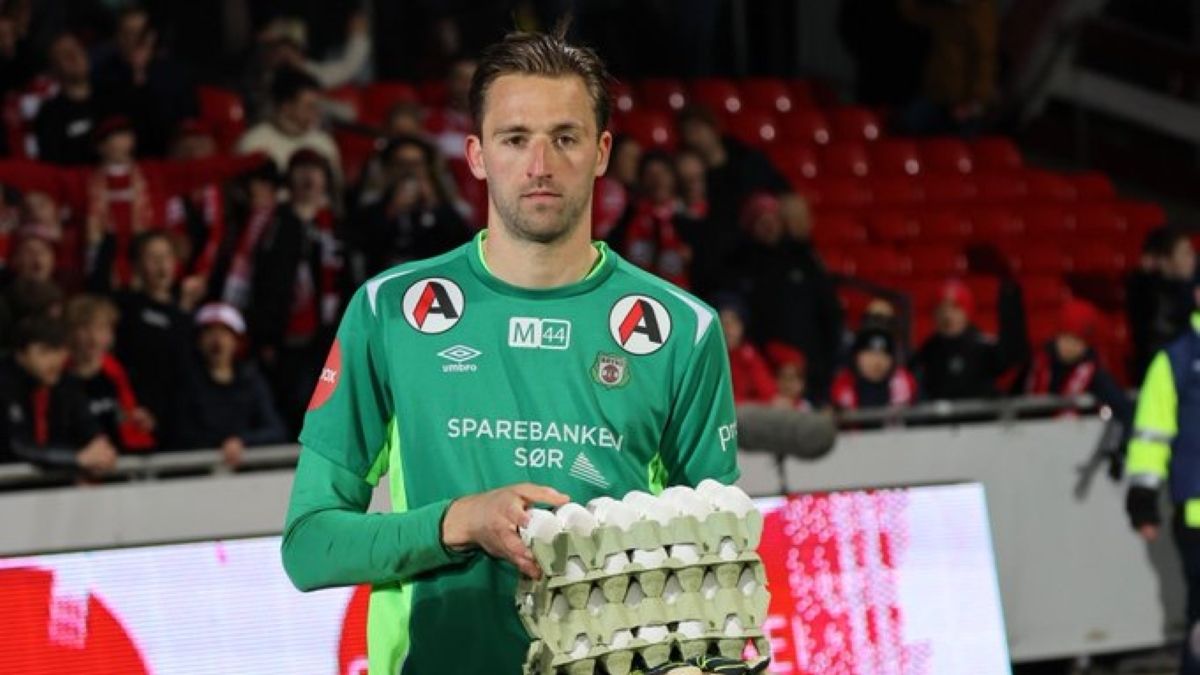 Голкипер Ян де Бур получил яйца за звание лучшего игрока матча в Норвегии Голкипер Ян де Бур получил яйца за звание лучшего игрока матча в Норвегии