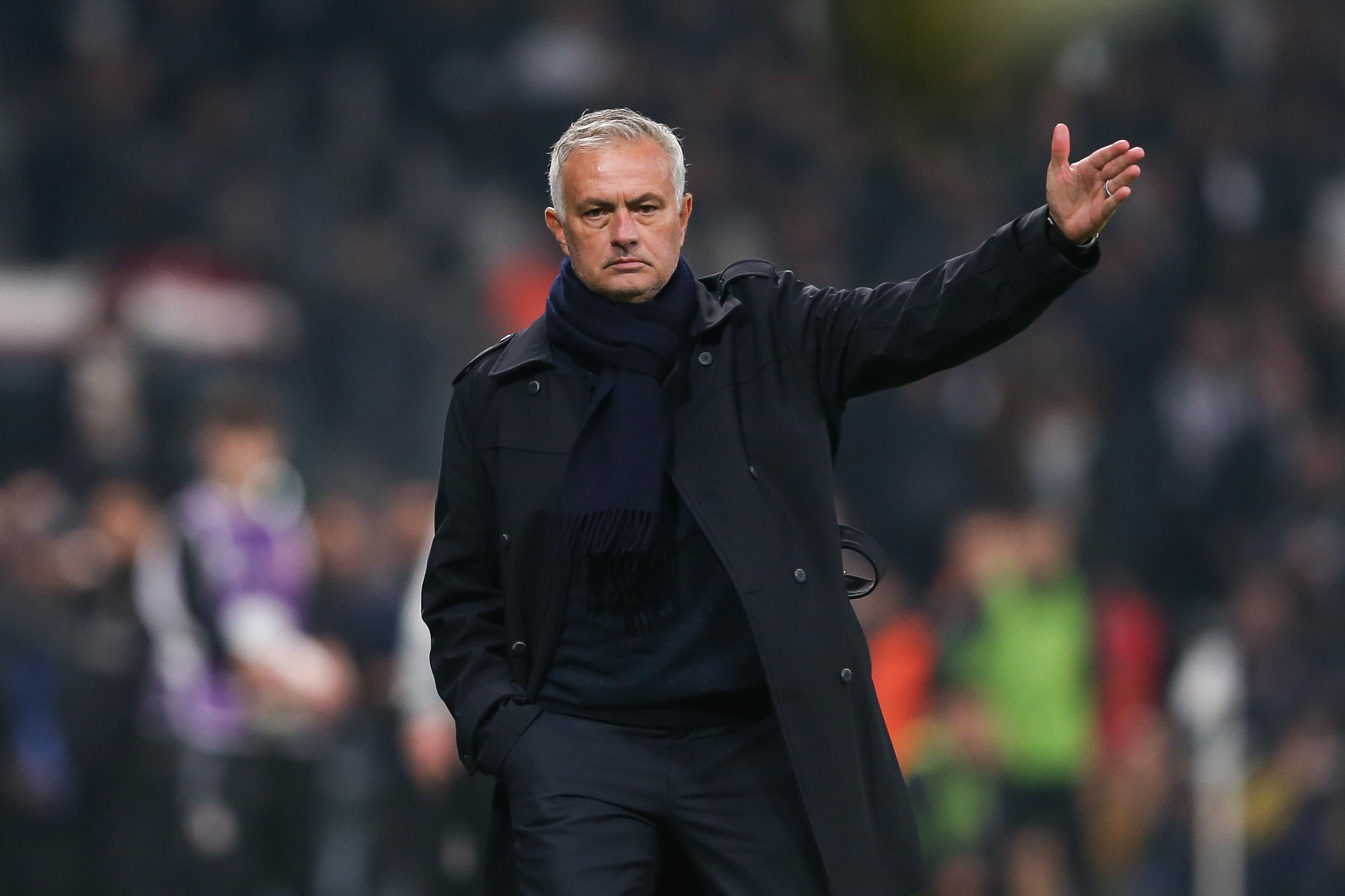 Жозе Моурінью схопив за носа тренера Галатасарая у матчі Кубка Туреччини - відео Жозе Моурінью схопив за носа тренера Галатасарая у матчі Кубка Туреччини - відео