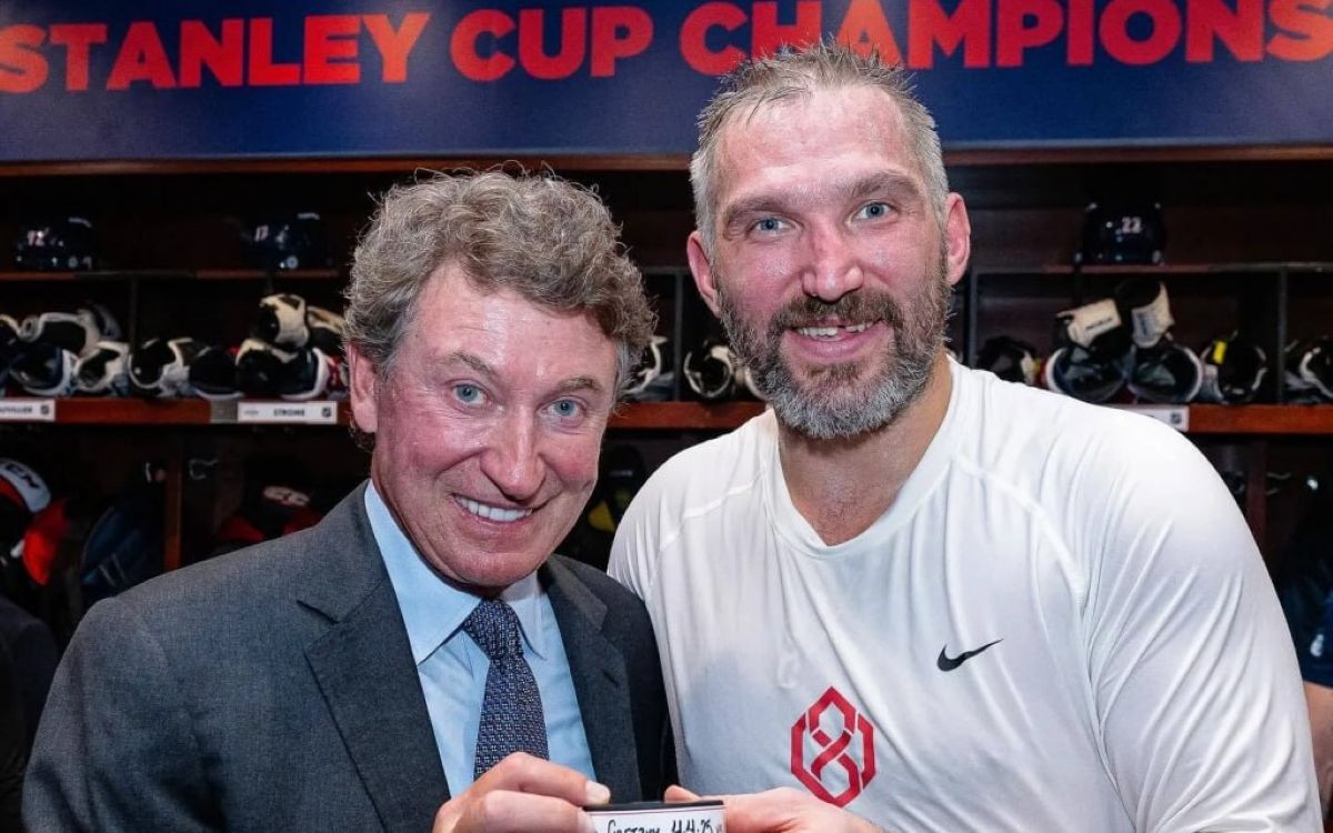 Александр Овечкин отпраздновал рекордную шайбу, став на колени перед Уэйном Гретцки Александр Овечкин отпраздновал рекордную шайбу, став на колени перед Уэйном Гретцки