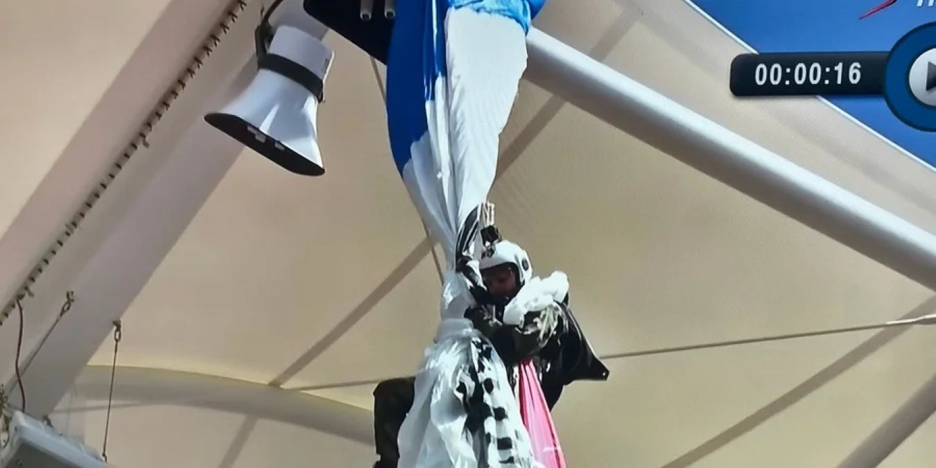 Парашютист зацепился за крышу перед матчем Тулуза Сейл Шарк - видео Парашютист зацепился за крышу перед матчем Тулуза Сейл Шарк - видео