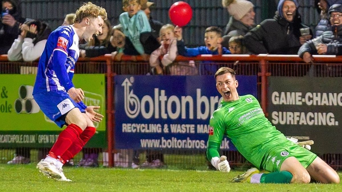 Воротар Біллі Джонсон забив гол ударом ножицями Воротар Біллі Джонсон забив гол ударом ножицями