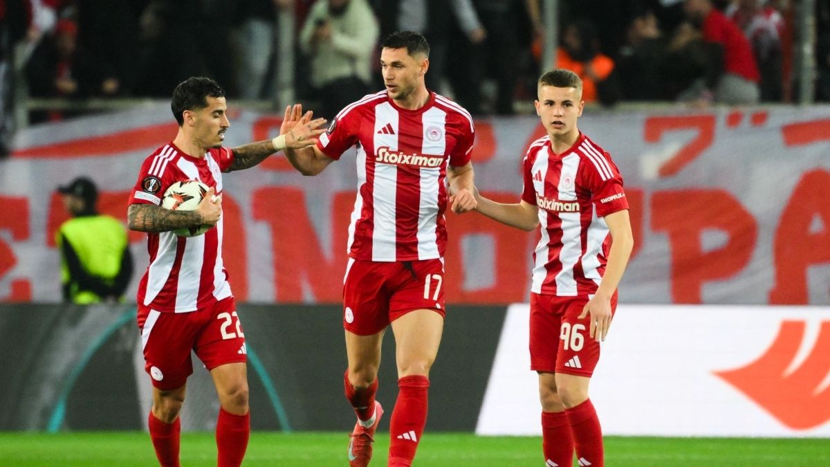 Олимпиакос победил АЕК и стал чемпионом Греции за три тура до конца турнира Олимпиакос победил АЕК и стал чемпионом Греции за три тура до конца турнира