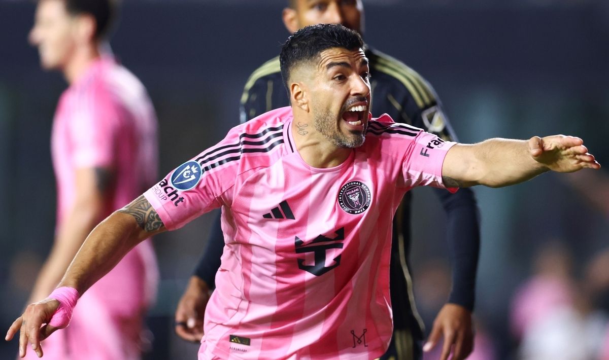 Луїс Суарес намагався вкусити Жорді Альбу під час матчу Інтер Маямі - відео Луїс Суарес намагався вкусити Жорді Альбу під час матчу Інтер Маямі - відео