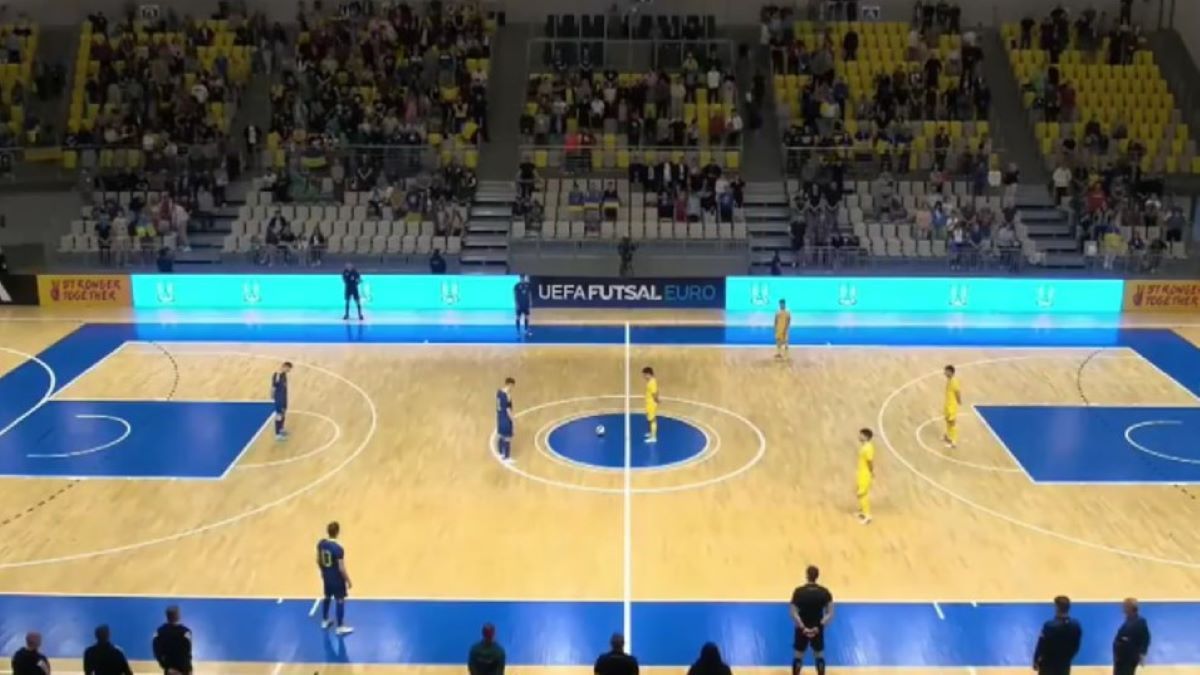 Збірні України та Румунії провели хвилину мовчання Збірні України та Румунії провели хвилину мовчання