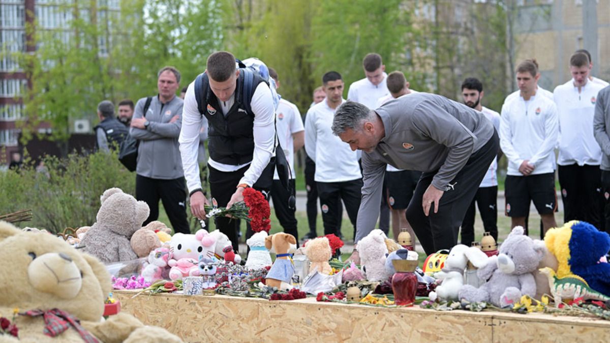 Атака по Кривому Рогу 4 апреля - Шахтер почтил память жертв теракта - видео Атака по Кривому Рогу 4 апреля - Шахтер почтил память жертв теракта - видео