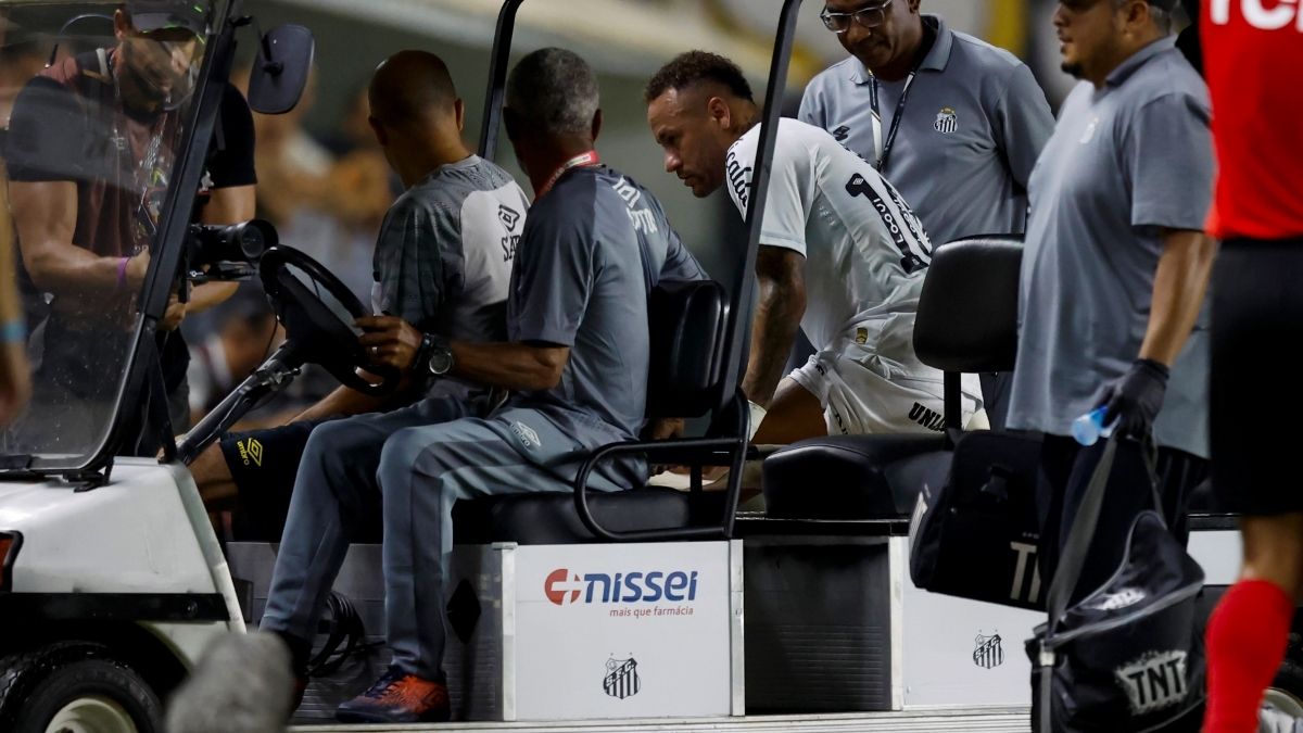 Неймар получил травму во время матча между Сантосом и Атлетико Минейро - видео Неймар получил травму во время матча между Сантосом и Атлетико Минейро - видео