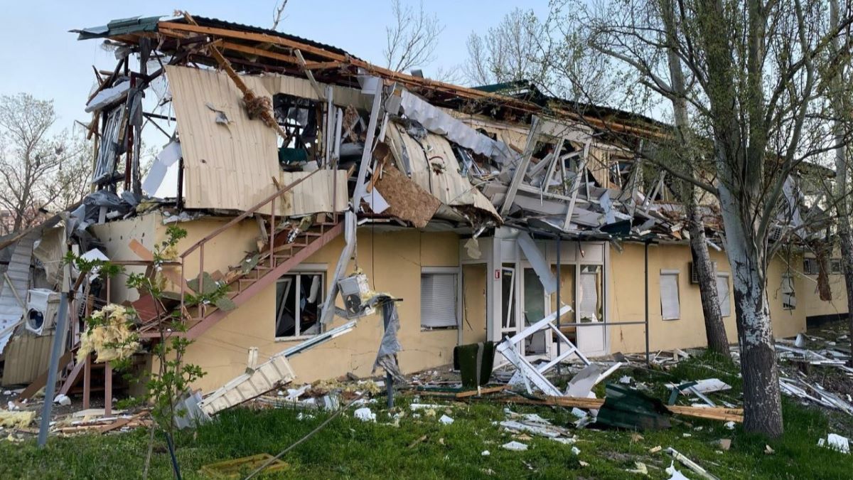 В Днепре после обстрела разрушена спортивная инфраструктура В Днепре после обстрела разрушена спортивная инфраструктура