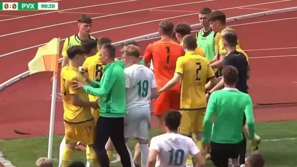 Схватка на матче юношеских команд Руха и Карпат - видео