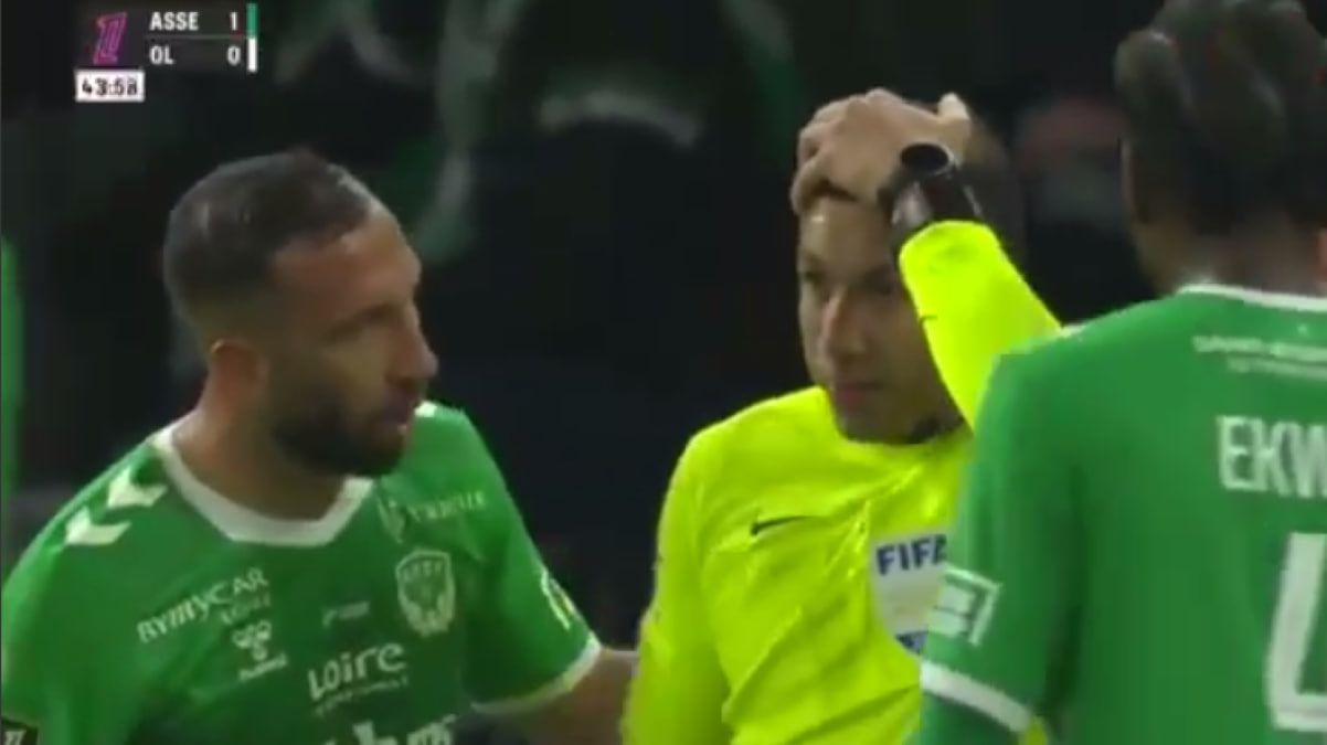 Фанаты попали неизвестным предметом в голову лайнсмену Фанаты попали неизвестным предметом в голову лайнсмену