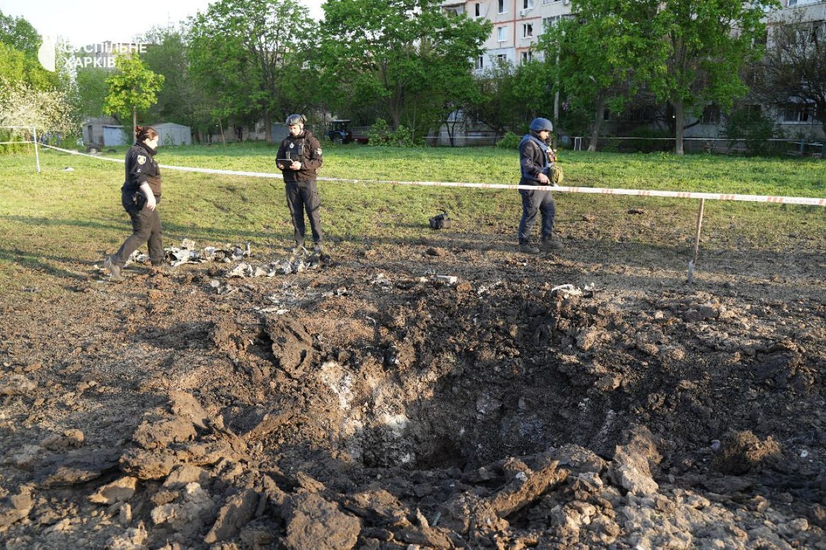 В Харькове попадание в футбольное поле В Харькове попадание в футбольное поле