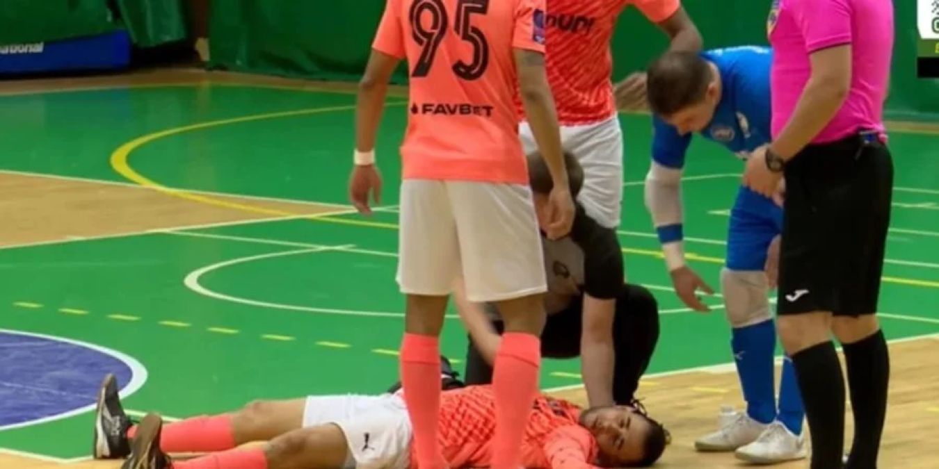 Олег Чернецкий помог игроку SkyUP Шаропиньо, который потерял сознание Олег Чернецкий помог игроку SkyUP Шаропиньо, который потерял сознание