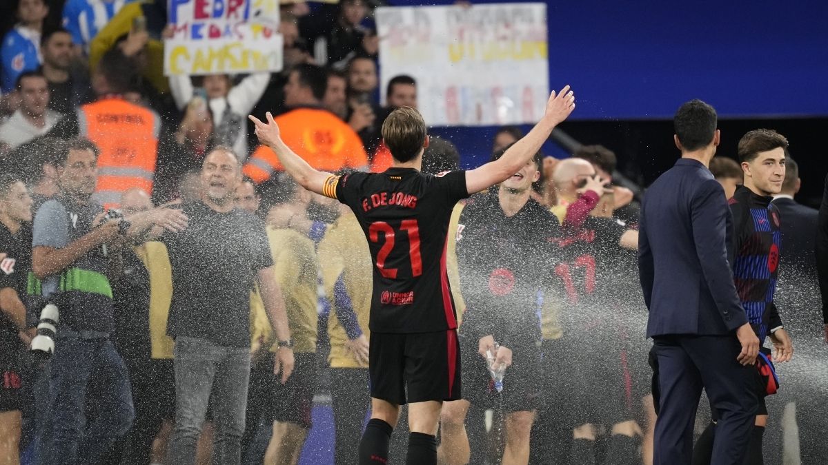 Эспаньол включил полив газона, когда Барселона праздновала чемпионство - видео Эспаньол включил полив газона, когда Барселона праздновала чемпионство - видео