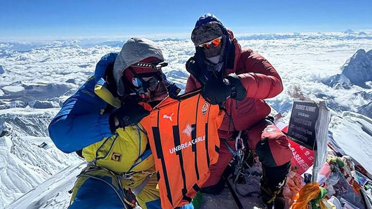 Валентин Сипавин поднялся на Эверест с футболкой Шахтера - какой рекорд обновил Валентин Сипавин поднялся на Эверест с футболкой Шахтера - какой рекорд обновил