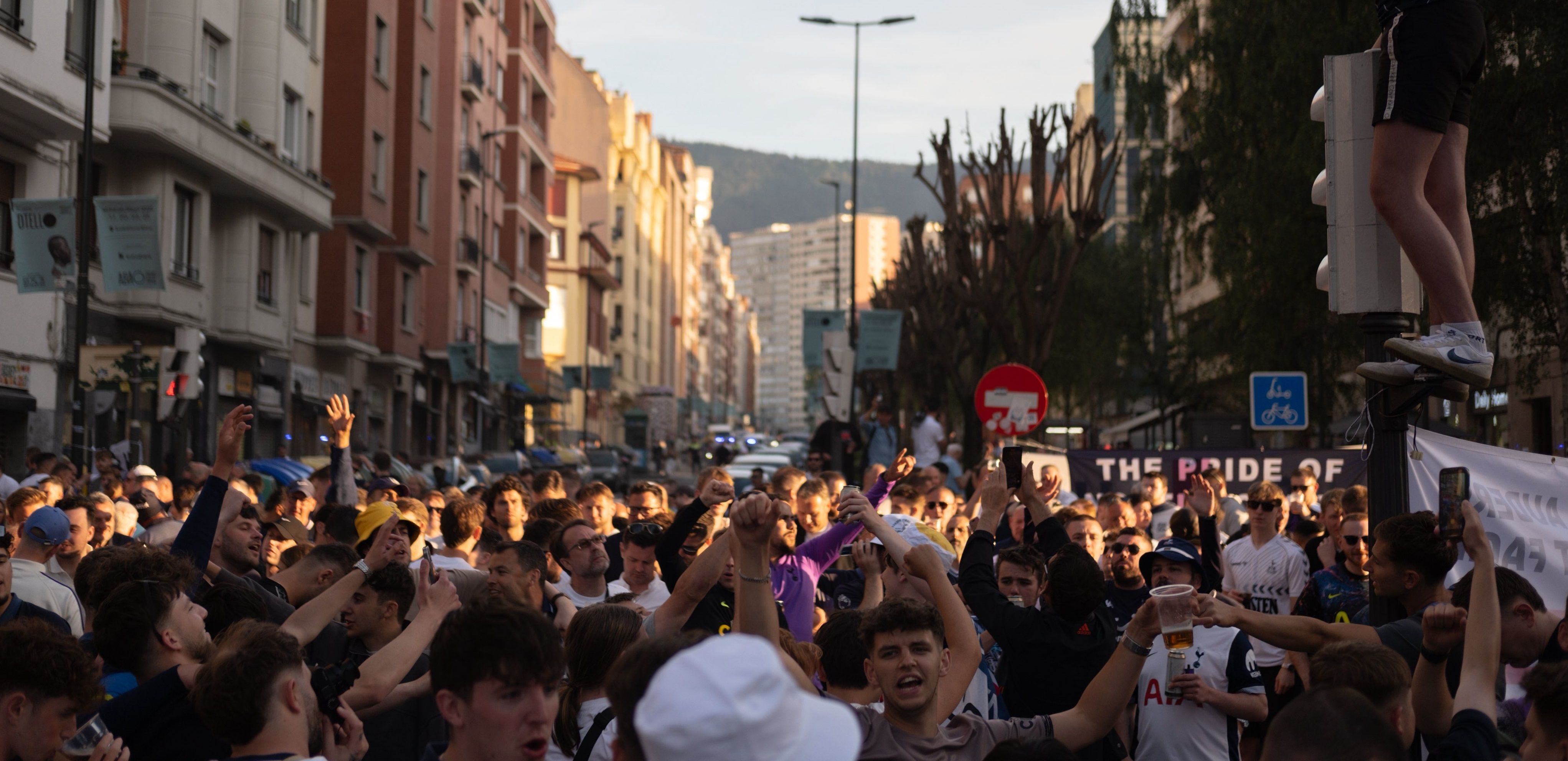 Болельщики из Англии устроили массовую стычку в Бильбао Болельщики из Англии устроили массовую стычку в Бильбао