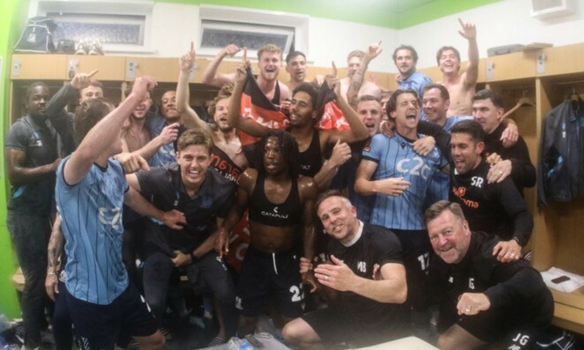 Фанат Саутенд Юнайтед вырубил игрока, который принес победу команде - видео Фанат Саутенд Юнайтед вырубил игрока, который принес победу команде - видео