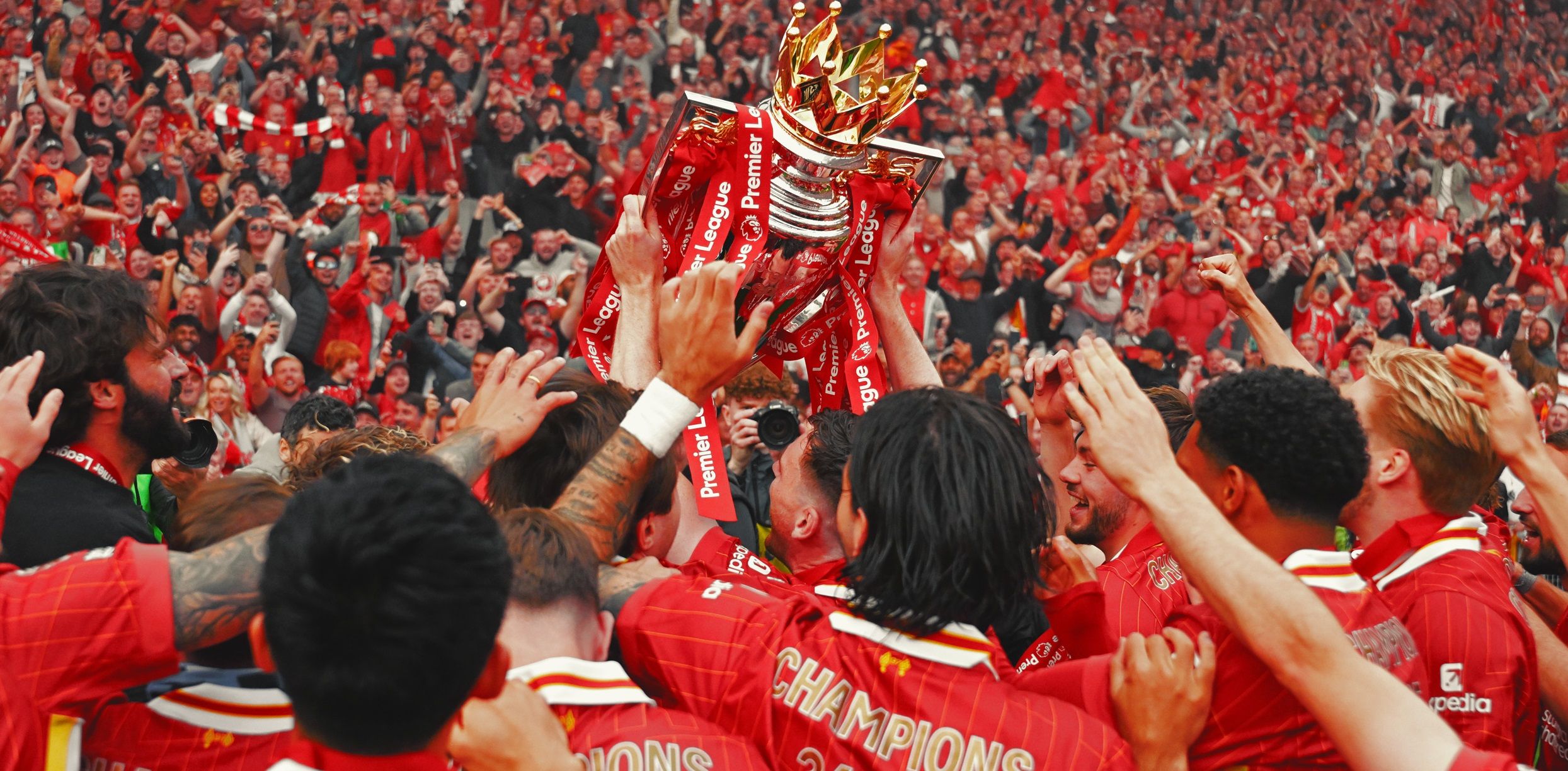 Во время празднования фанатов Ливерпуля произошло ДТП во время празднования Во время празднования фанатов Ливерпуля произошло ДТП во время празднования