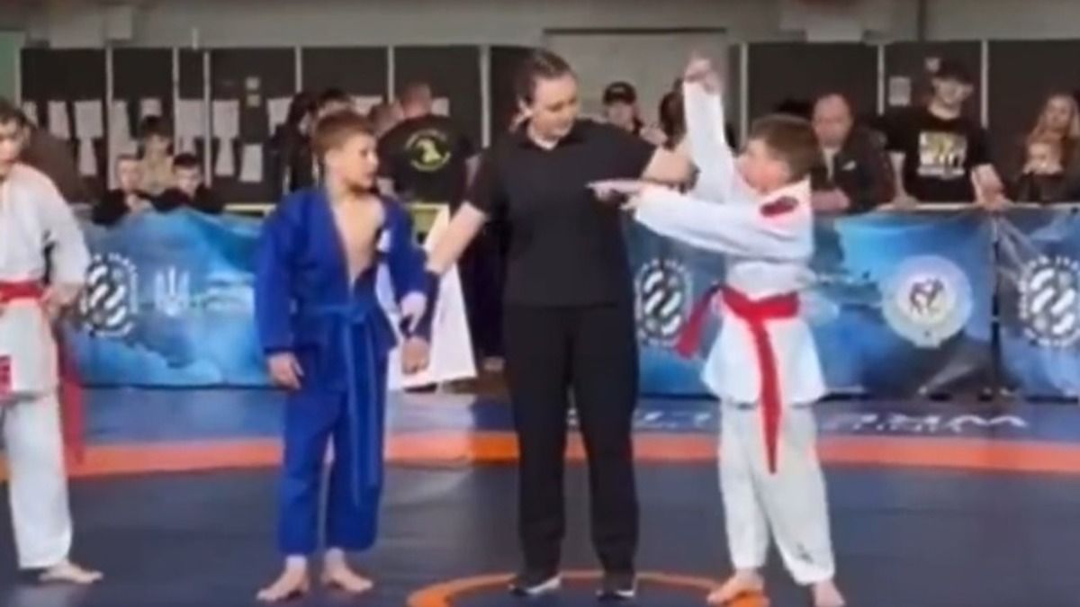 Мальчик отказался от медали в пользу травмированного соперника - видео поступка Мальчик отказался от медали в пользу травмированного соперника - видео поступка