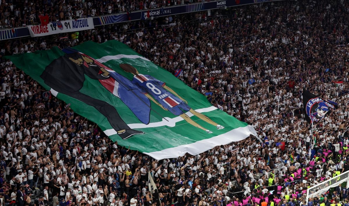 ПСЖ - фанати присвятили банер донці Луїса Енріке на святкуванні перемоги в ЛЧ