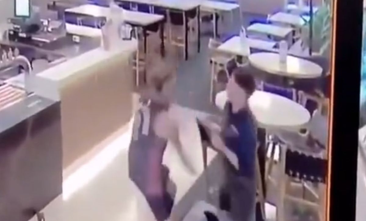 Брат Дастіна Пор'є Гленн відправив у нокаут відвідувача піцерії - відео Брат Дастіна Пор'є Гленн відправив у нокаут відвідувача піцерії - відео