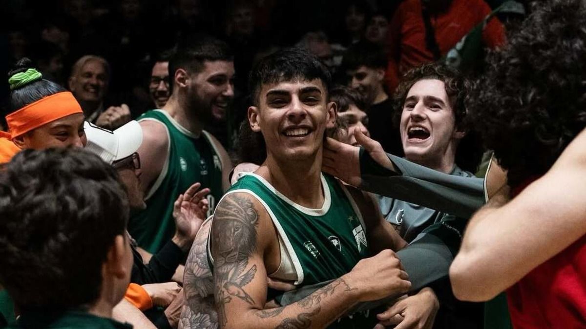 Как аргентинский баскетболист Эмильяно Лескано забросил через всю площадку - видео Как аргентинский баскетболист Эмильяно Лескано забросил через всю площадку - видео