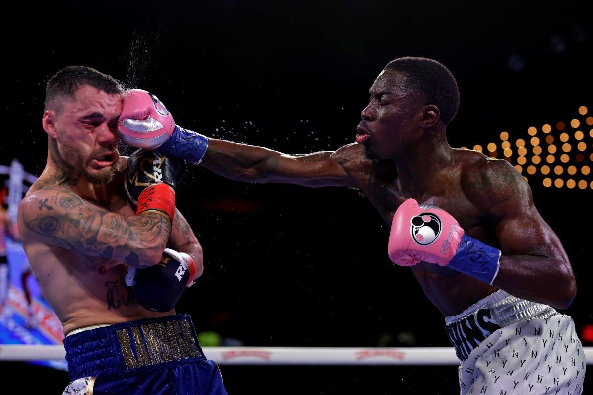 Хитчинс одолел Камбососа Хитчинс одолел Камбососа