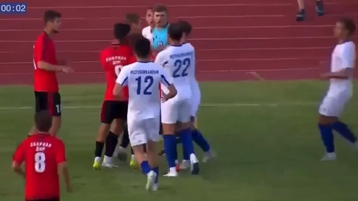 Бійка на матчі збірних Криму та ДНР на день Росії - дивіться відео Бійка на матчі збірних Криму та ДНР на день Росії - дивіться відео