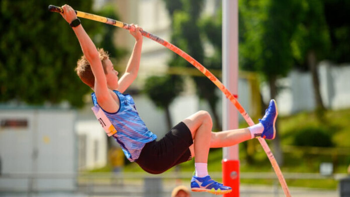 Матвей Строгалев установил новый рекорд в прыжках с шестом - видео Матвей Строгалев установил новый рекорд в прыжках с шестом - видео