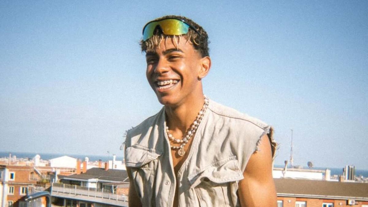 Ламин Ямаль в отпуске играл в футбол в бразильских фавелах - видео Ламин Ямаль в отпуске играл в футбол в бразильских фавелах - видео