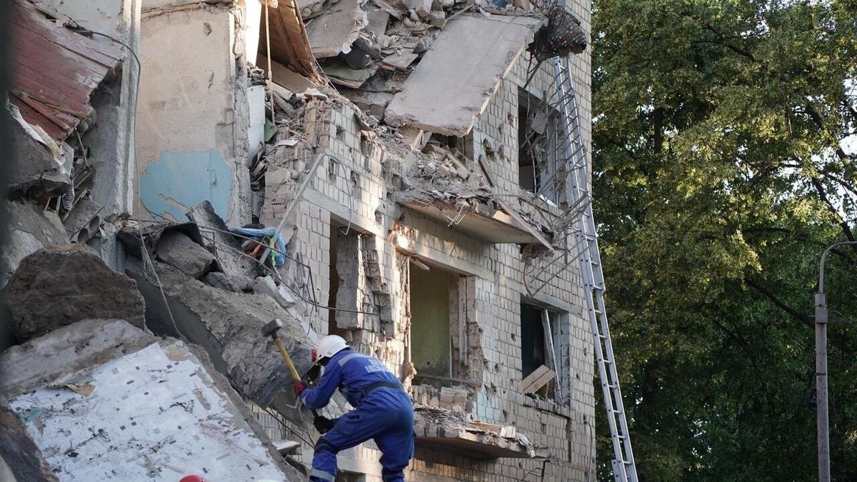 Обстрел Киева 23 июня - в результате попаданий повреждено жилье Дмитрия Евенко Обстрел Киева 23 июня - в результате попаданий повреждено жилье Дмитрия Евенко