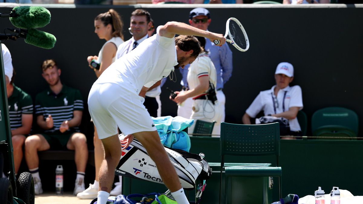 Медведєва знудило на Вімблдоні - відео з російським тенісистом Медведєва знудило на Вімблдоні - відео з російським тенісистом