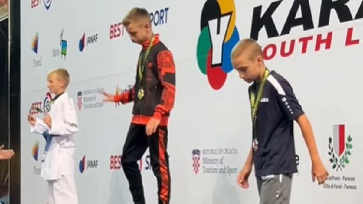 Каратисти Юрій Павлюк та Нікіта Глушку не захотіли робити спільне фото з білорусом Каратисти Юрій Павлюк та Нікіта Глушку не захотіли робити спільне фото з білорусом