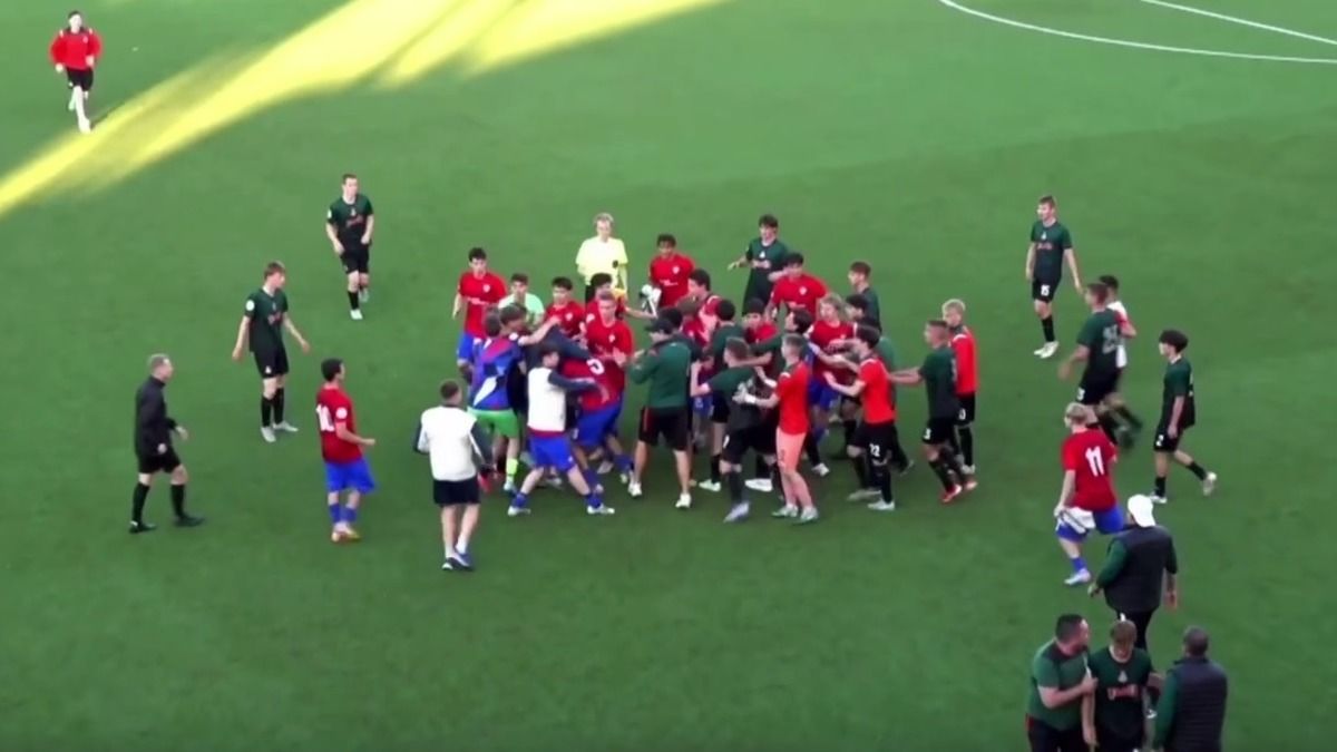 Бійка на матчі чемпіонату Росії ЦСКА - Локомотив - відео Бійка на матчі чемпіонату Росії ЦСКА - Локомотив - відео