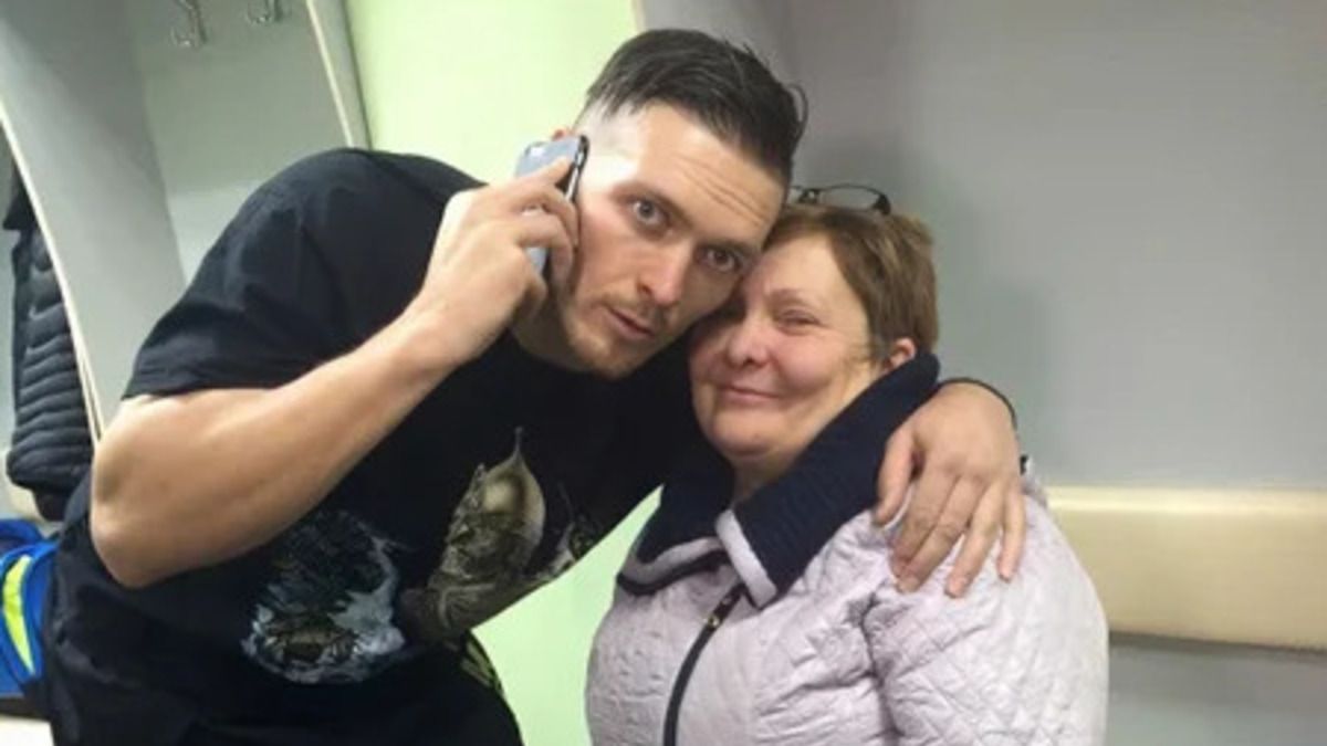 Усик - Дюбуа 2 - боксер звернувся до мами перед реваншом Усик - Дюбуа 2 - боксер звернувся до мами перед реваншом