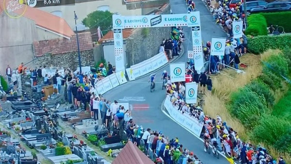Тур де Франс 2025 - фанати дивилися гонку, стоячи ногами на могилах Тур де Франс 2025 - фанати дивилися гонку, стоячи ногами на могилах