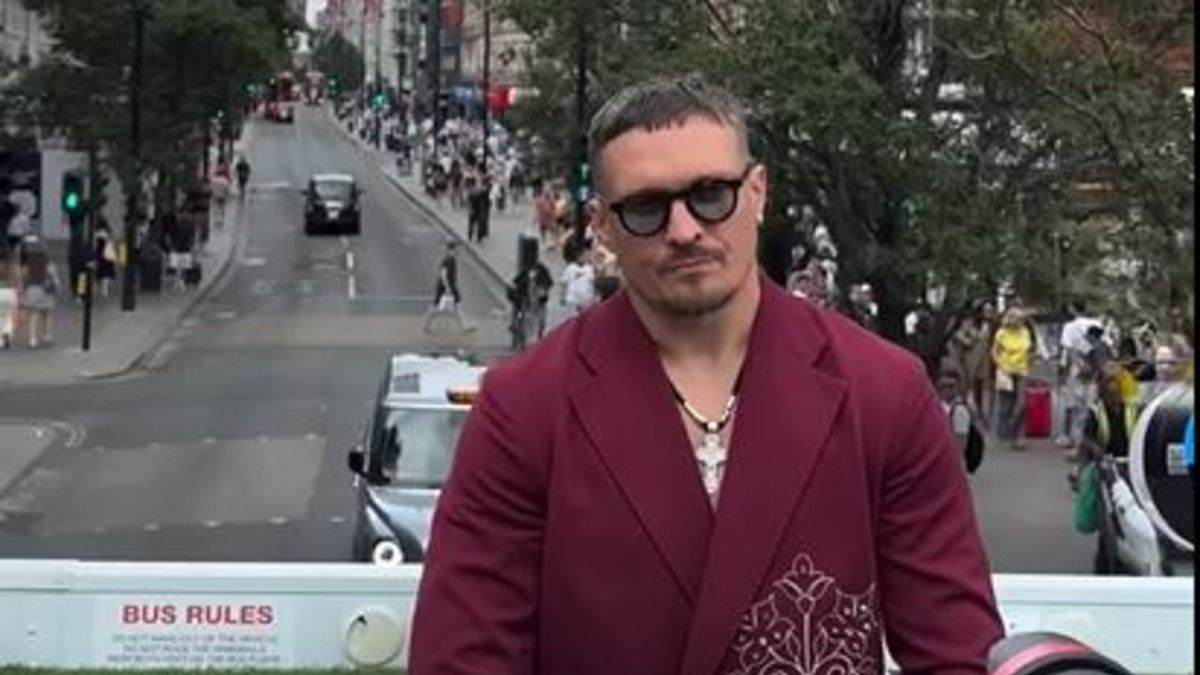 Усик ухилявся від гілок дерев на прогулянці автобусом по Лондону - відео Усик ухилявся від гілок дерев на прогулянці автобусом по Лондону - відео