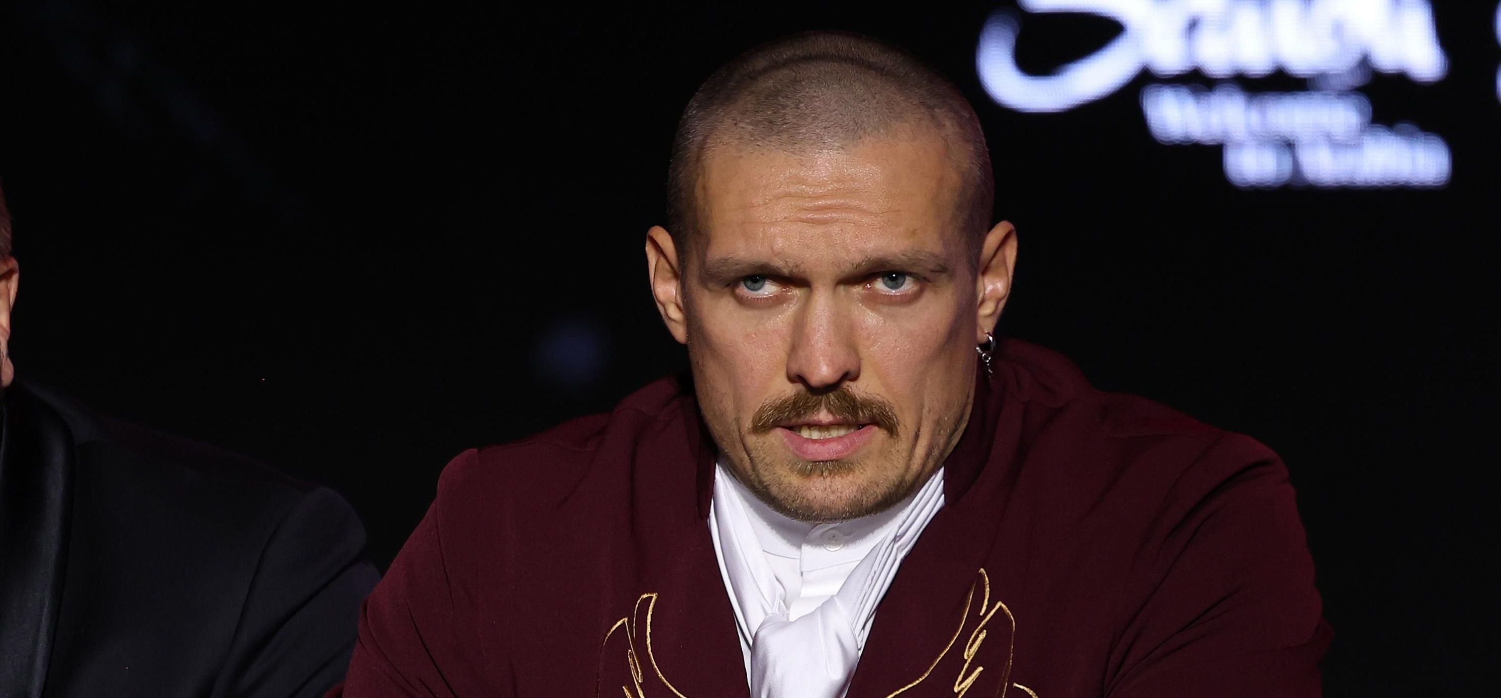 Усик собирает деньги для пострадавших украинцев Усик собирает деньги для пострадавших украинцев